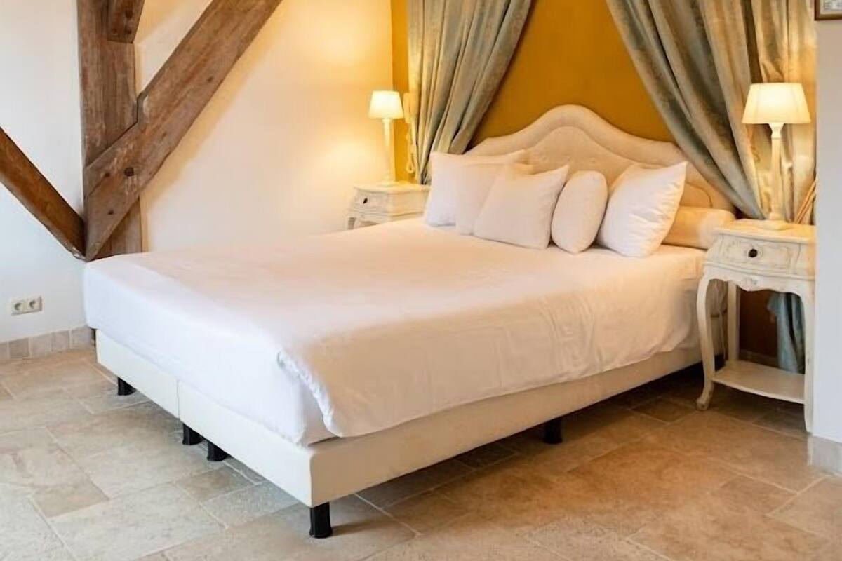 Habitación doble de lujo, 1 cama King size, hidromasaje | 1 habitación, minibar, caja de seguridad en la habitación y escritorio