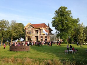 Vista frontal de la propiedad