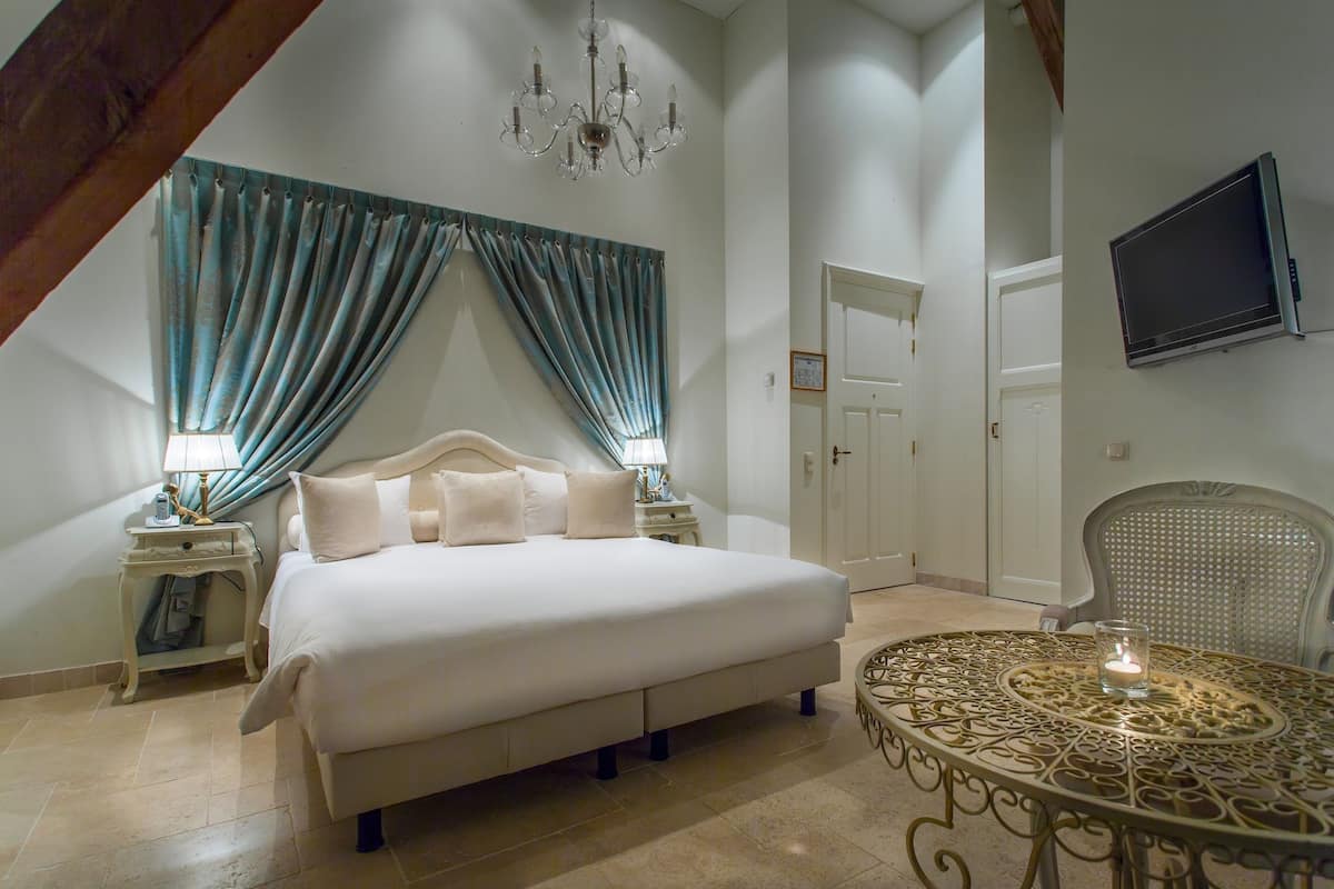 luxury double room, 1 king bed, hot tub | minibar, in-room safe, desk, blackout curtains