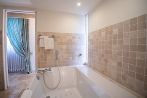 Casa de luna de miel, 1 cama King size, hidromasaje | Baño | Regadera tipo lluvia, amenidades de baño gratuitas, secadora de cabello 