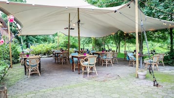 Serviço de café da manhã, culinária francesa, vistas para o jardim