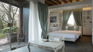 Deluxe Double Room, 1 King Bed, Patio