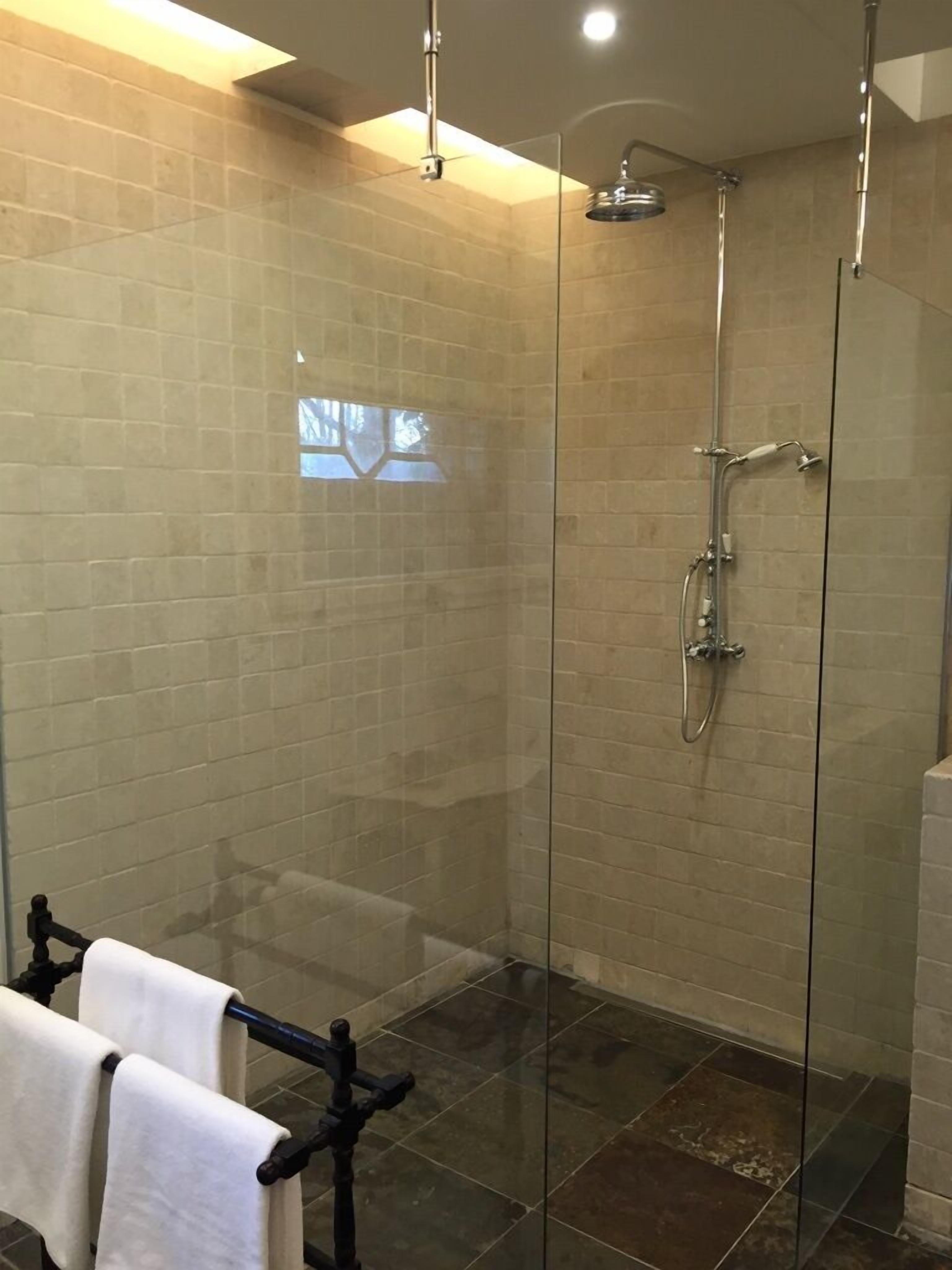deluxe double room, 1 king bed, patio | bathroom shower
