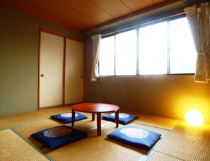 Tradisjonelt rom, delt bad (Japanese Style, 1-4 People) | Blendingsgardiner og wi-fi (inkludert)