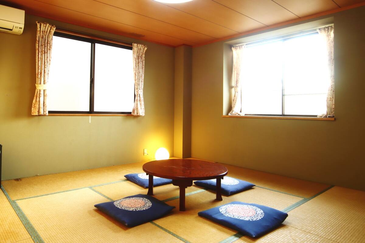 Japanese Style Room for 2-5 People, Shared Bathroom | Blackout drapes, WiFi (free)