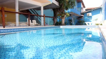 Piscina externa, espreguiçadeiras