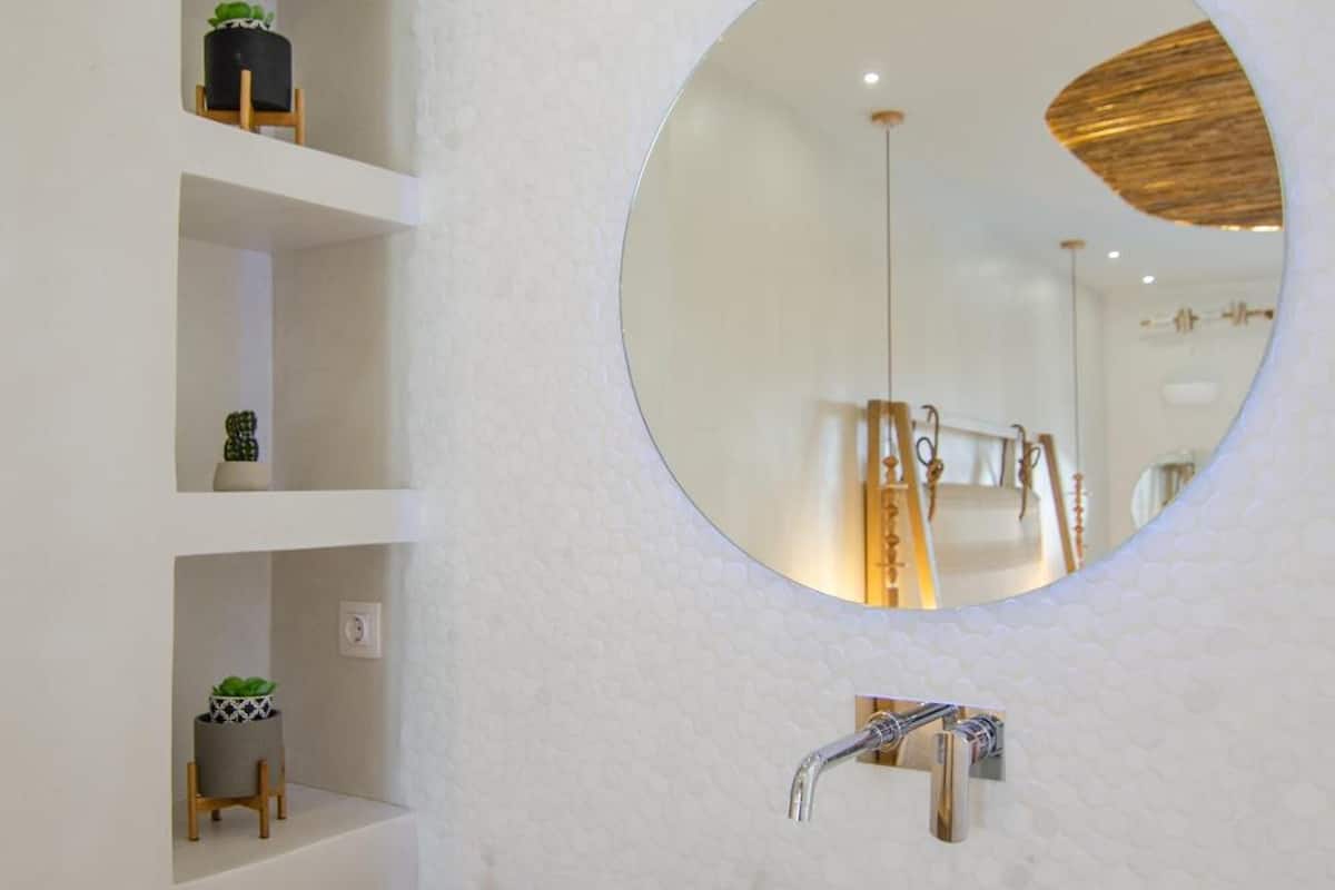 combined shower/bathtub, free toiletries, hair dryer, towels