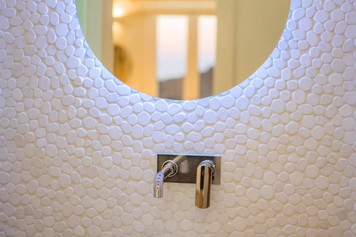 combined shower/bathtub, free toiletries, hair dryer, towels