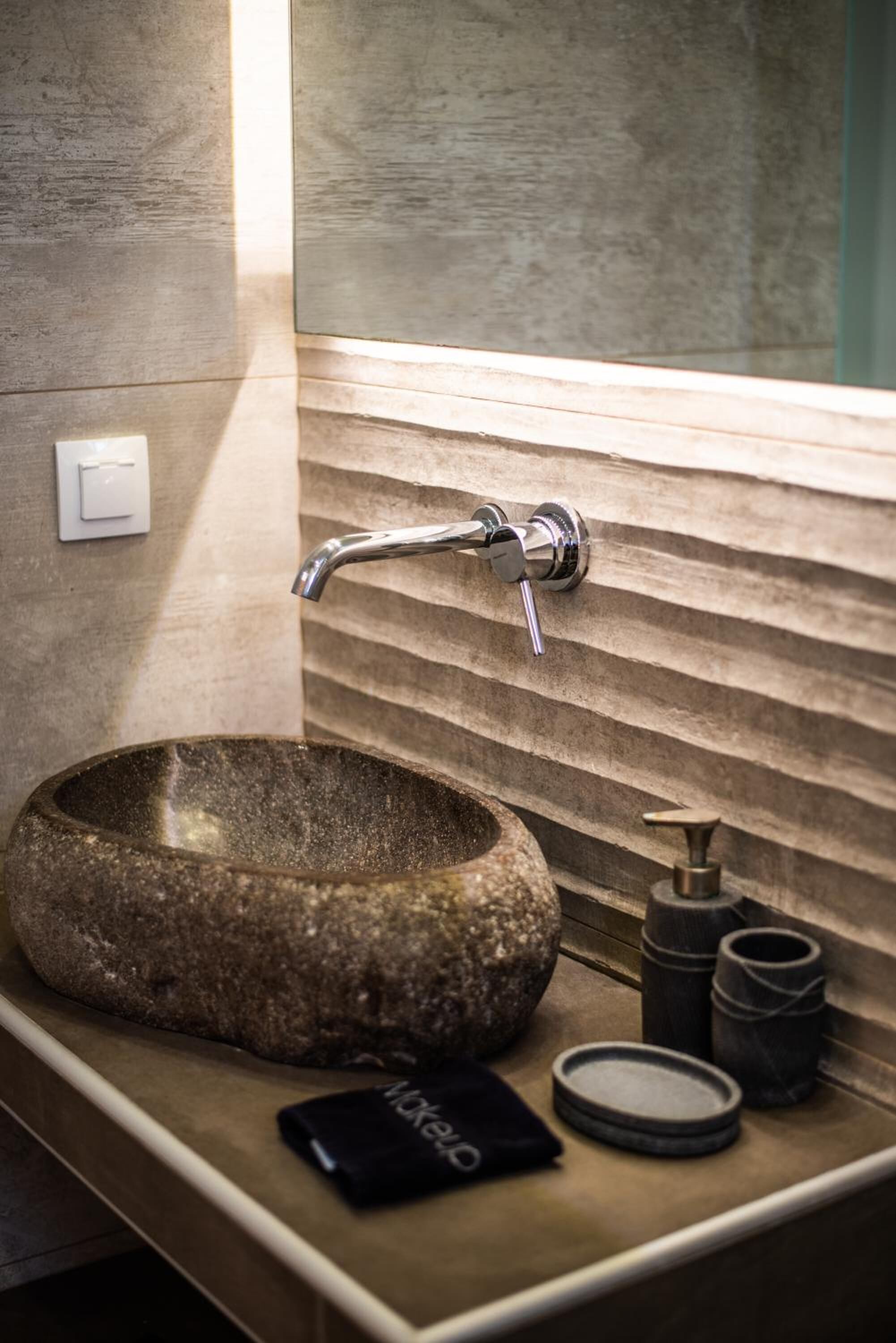 combined shower/bathtub, free toiletries, hair dryer, towels