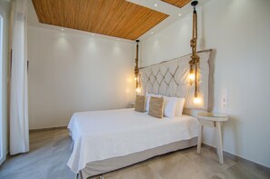 Sengetøy i egyptisk bomull, memory foam-senger og safe på rommet