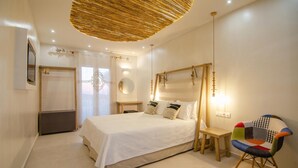 Un dormitorio con una cama grande, una mesita de noche, una silla y una lámpara en el techo.