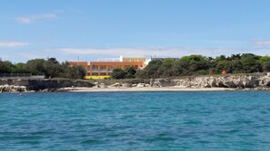 A coastal building with a flat roof, multiple windows, and a balcony. - Residence Solaris (Melendugno)