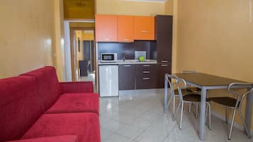 Departamento clásico, 1 habitación, para no fumadores, vista parcial al mar | Área de sala de estar | Televisión