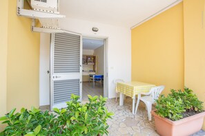 Standard-Apartment, 1 Schlafzimmer, Nichtraucher, Blick auf den Innenhof (semi-basement level) | Terrasse/Patio