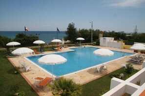 Außenpool (je nach Saison geöffnet), Infinity-Pool, Sonnenschirme