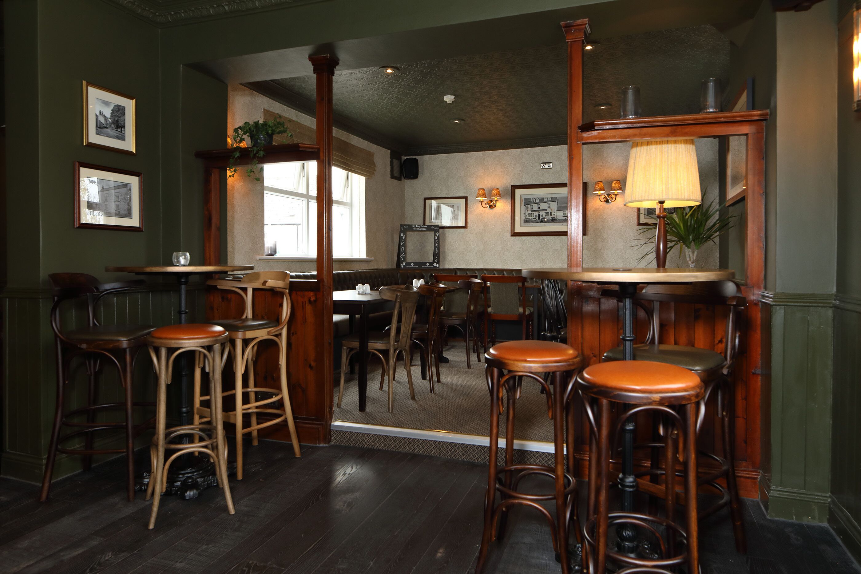 Tvåbäddsrum - eget badrum | Bar (på boendet)