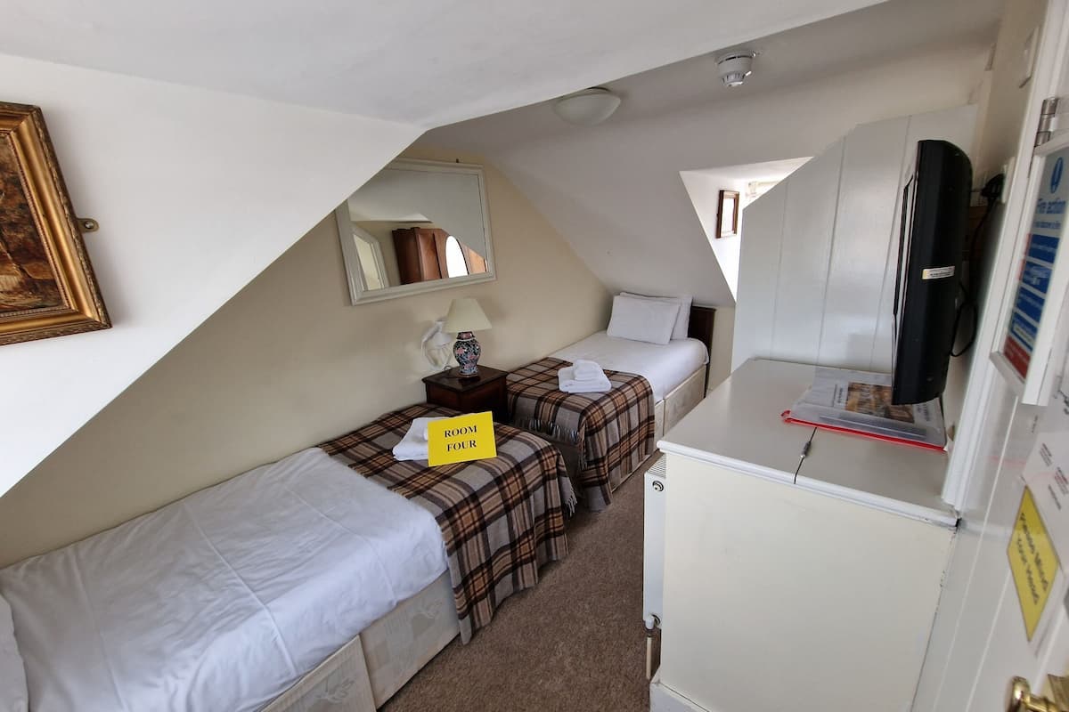 Basic Twin Room, Ensuite (Attic-restricted height )