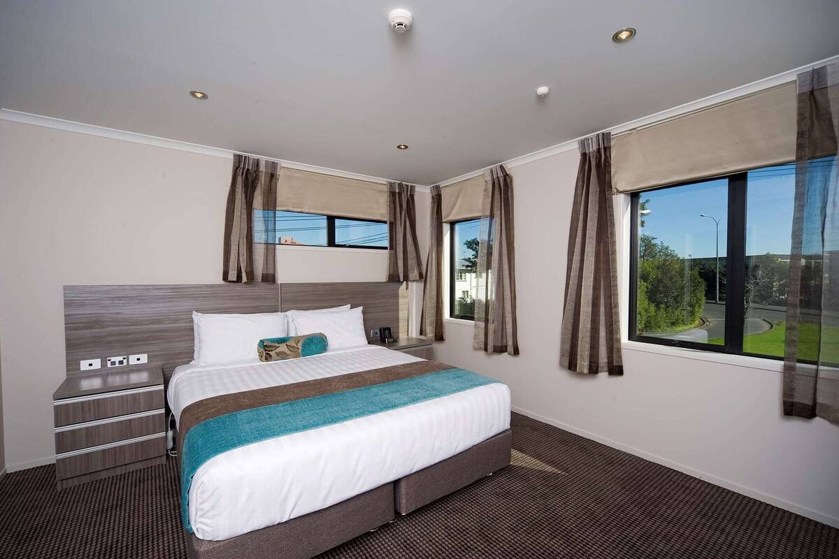 In-room safe, desk, laptop workspace, soundproofing