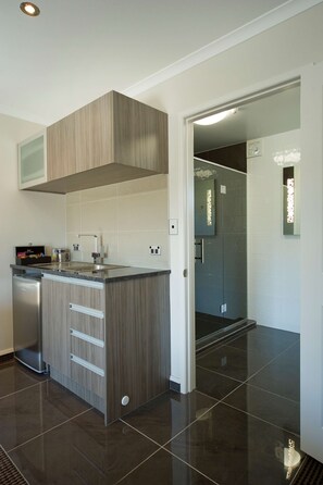 In-room safe, desk, laptop workspace, soundproofing - Best Western Ellerslie International (Auckland)