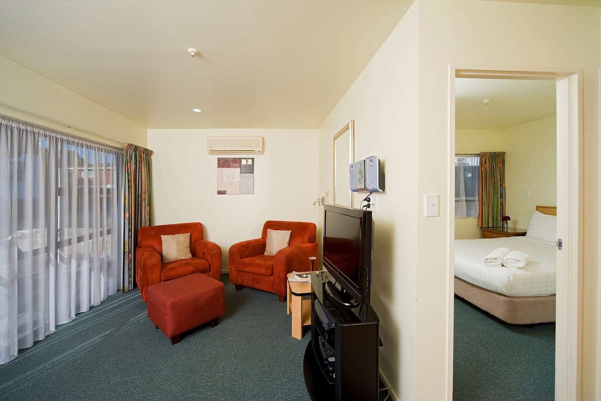 In-room safe, desk, laptop workspace, soundproofing