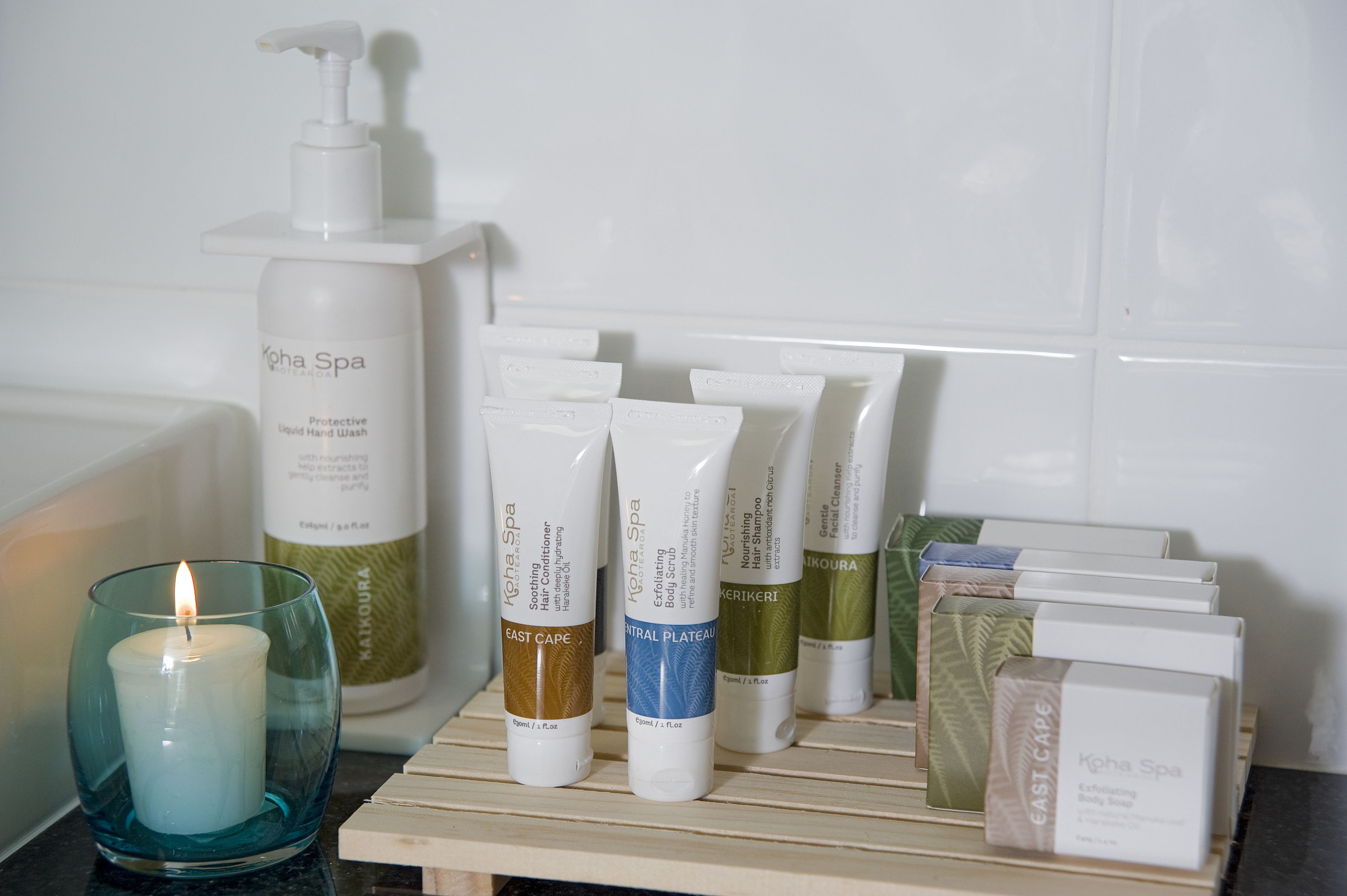 premium studio -  shower | bathroom amenities | combined shower/bathtub, free toiletries, hair dryer, towels