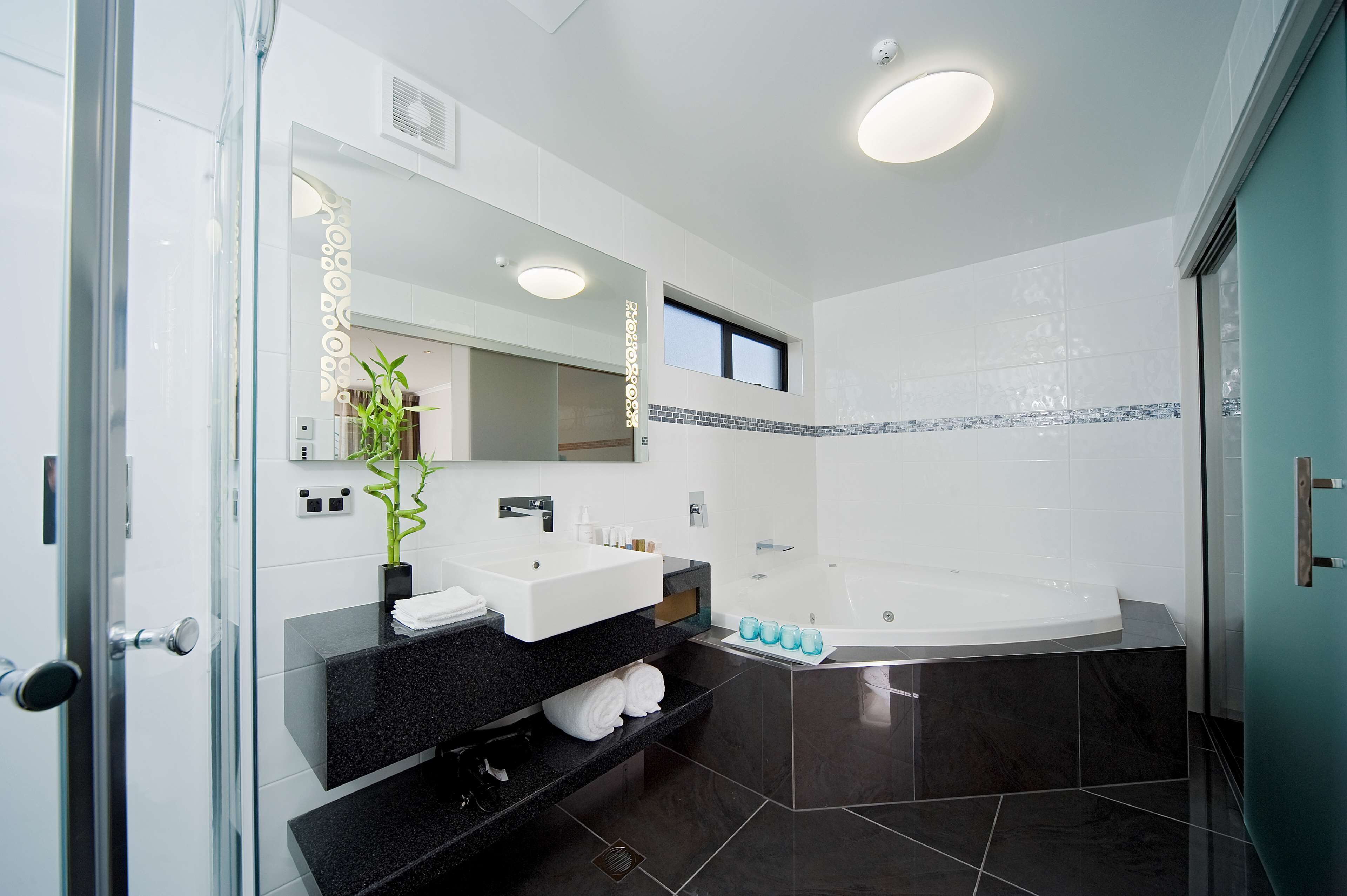 premium studio - spa | bathroom | combined shower/bathtub, free toiletries, hair dryer, towels