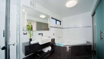Premium studio, 1 kingsize bed, hot tub | Badkamer | Gratis toiletartikelen, een haardroger, handdoeken, zeep