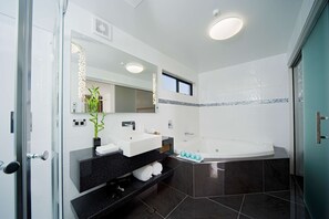 Studio Premium, 1 très grand lit, bain à remous | Salle de bain