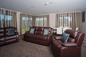 Caja de seguridad en la habitación y escritorio 