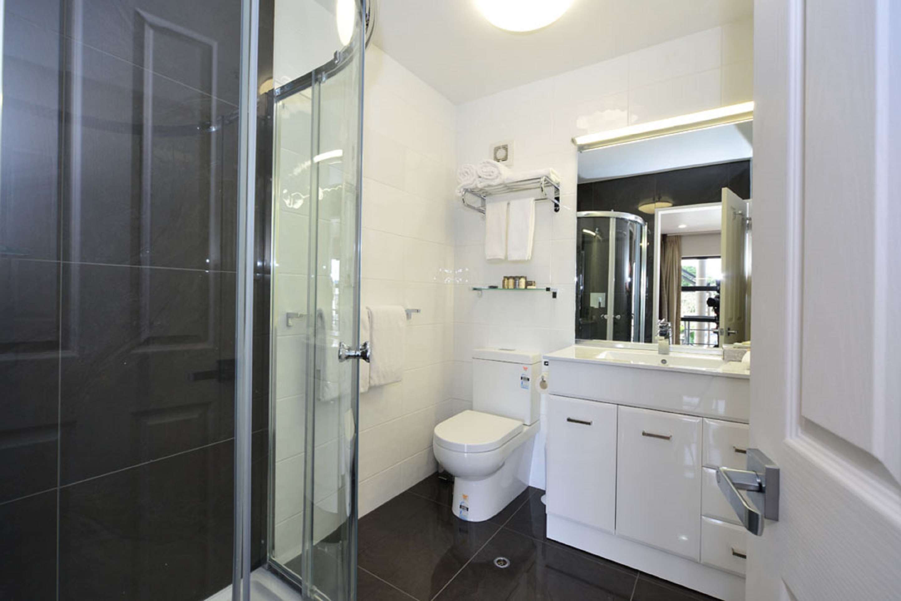 deluxe suite | bathroom | combined shower/bathtub, free toiletries, hair dryer, towels
