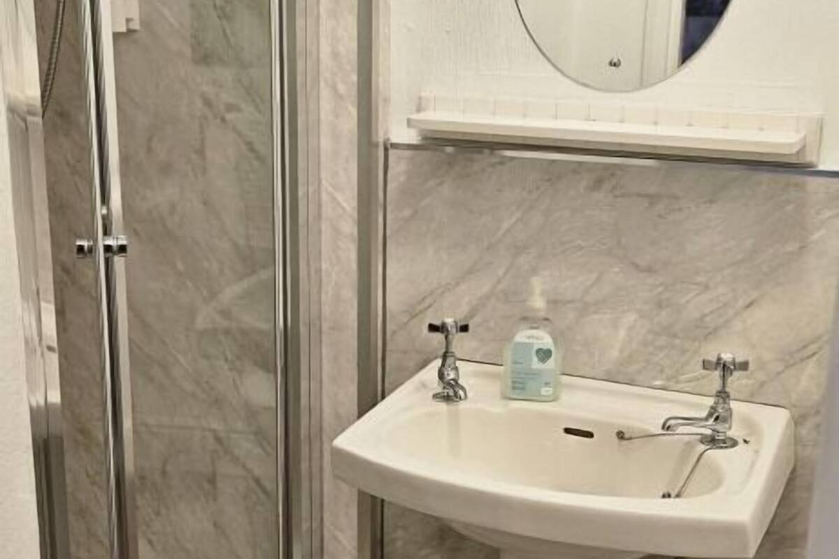 Doppelzimmer, mit Bad (River View) | Badezimmer