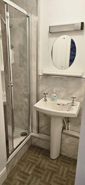 Doppelzimmer, mit Bad (River View) | Badezimmer