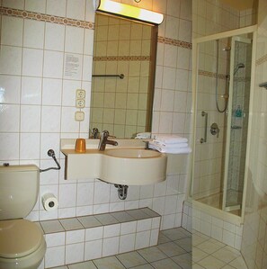 Standard Single Room | Bathroom | Shower, towels - Keramik Hotel Rheinsberg (Rheinsberg)