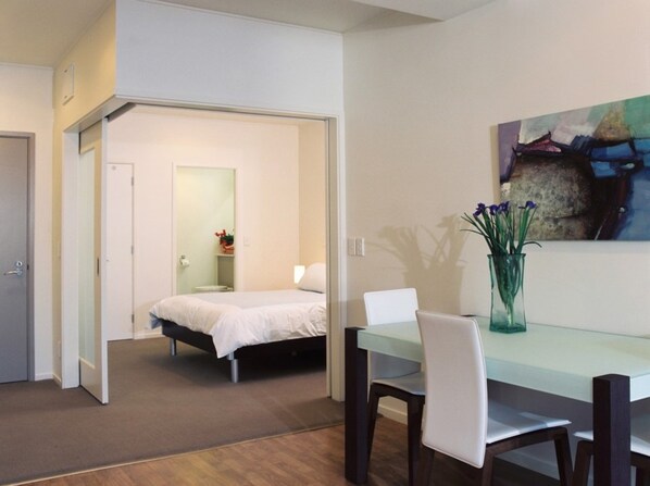 Escrivaninha, ferros/tábuas de passar roupa, berços (sobretaxa)