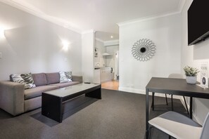 家庭公寓 | 起居区 | 45-英寸智能电视（配备有线频道 ）、Netflix、流媒体服务