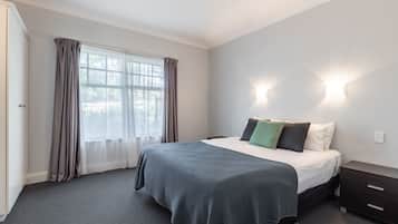 Standard Room, 1 Queen Bed | Desk, iron/ironing board, free cribs/infant beds, free WiFi