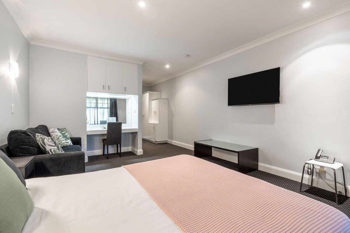 Desk, iron/ironing board, free WiFi, bed sheets