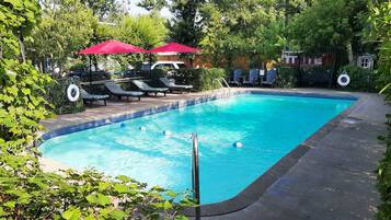 Ulkouima-allas avoinna 9.00–22.00, aurinkovarjoja, aurinkotuoleja