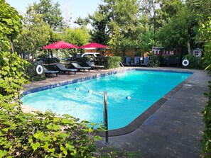 Piscine extérieure, parasols de plage, chaises longues