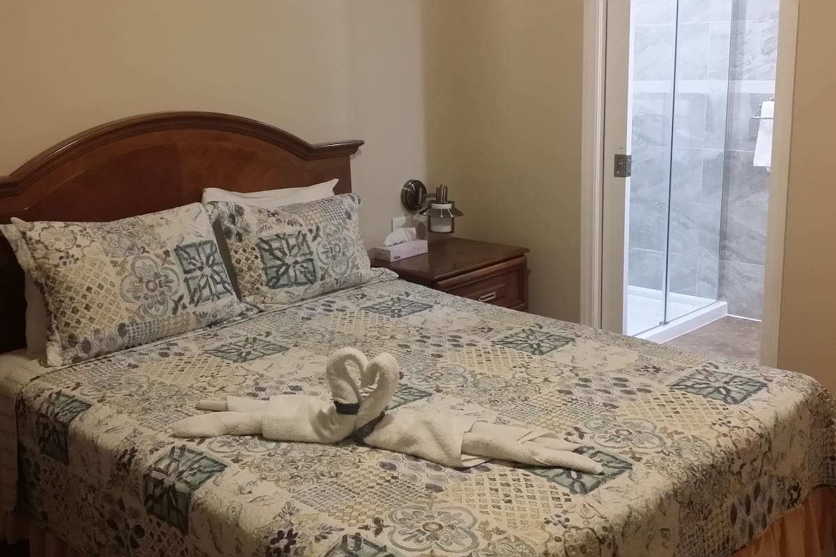 Habitación, 1 cama de matrimonio | Cortinas opacas, tabla de planchar con plancha, wifi gratis