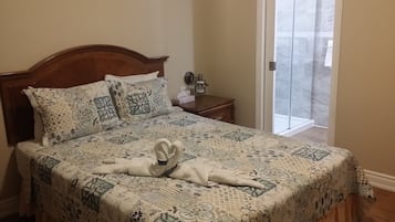 Huone, 1 keskisuuri parisänky | Pimennysverhot, silitysrauta/-lauta, ilmainen Wi-Fi, vuodevaatteet