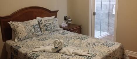 Habitación, 1 cama Queen size | Cortinas blackout, tabla de planchar con plancha y wifi gratis