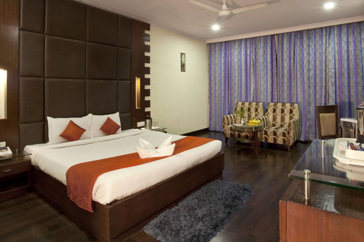 1 bedroom, Egyptian cotton sheets, premium bedding, down duvets