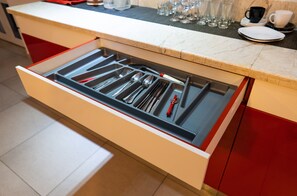 Kühlschrank, Mikrowelle, Kochgeschirr/Geschirr/Besteck