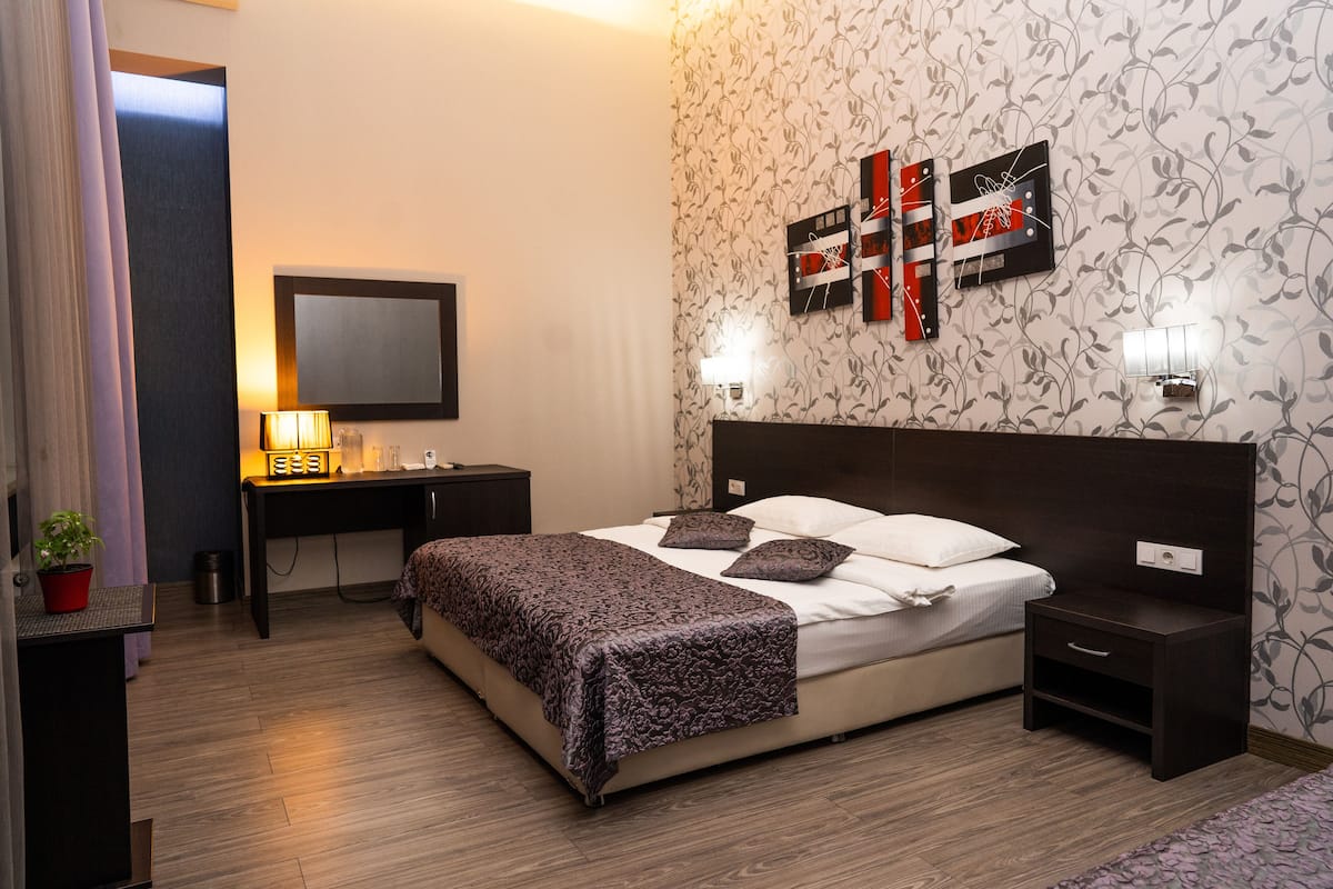 Deluxe Room | Frette Italian sheets, premium bedding, pillow-top beds, in-room safe