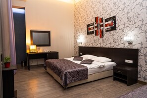 Deluxe Room | Frette Italian sheets, premium bedding, pillowtop beds, in-room safe - Hotel iArcadia (Odesa)