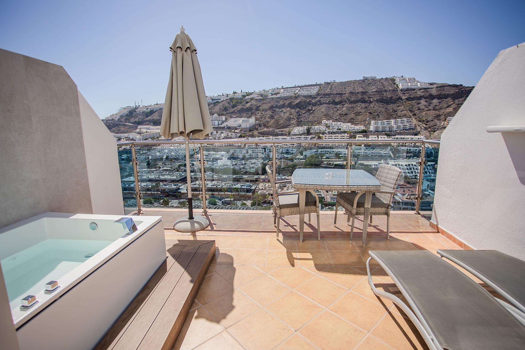 Premium-sengetøj, pengeskab på værelset, skrivebord