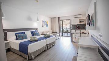 Junior Suite | Premium bedding, in-room safe, desk, blackout curtains