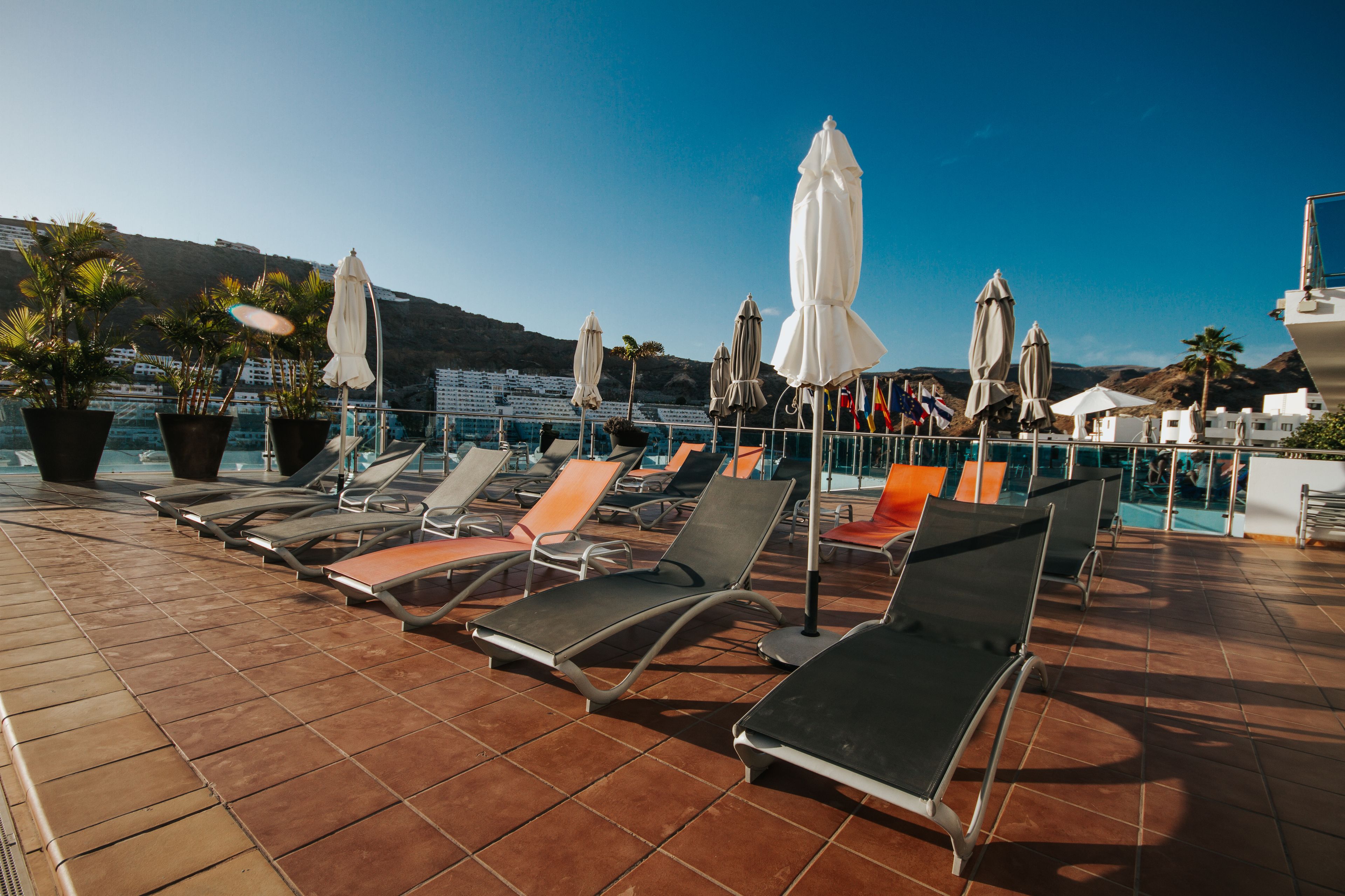 Außenpool, Sonnenschirme, Liegestühle