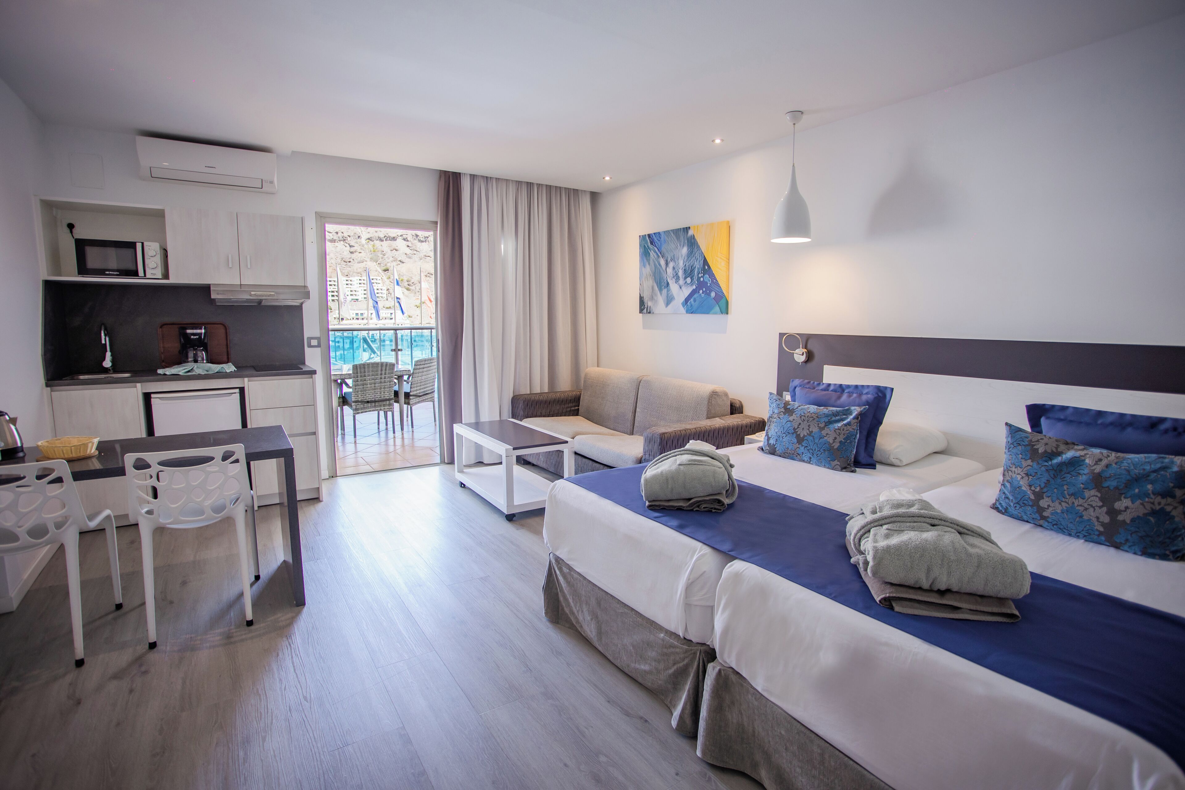 Suite estudio junior | Ropa de cama de alta calidad, caja fuerte, escritorio y cortinas opacas